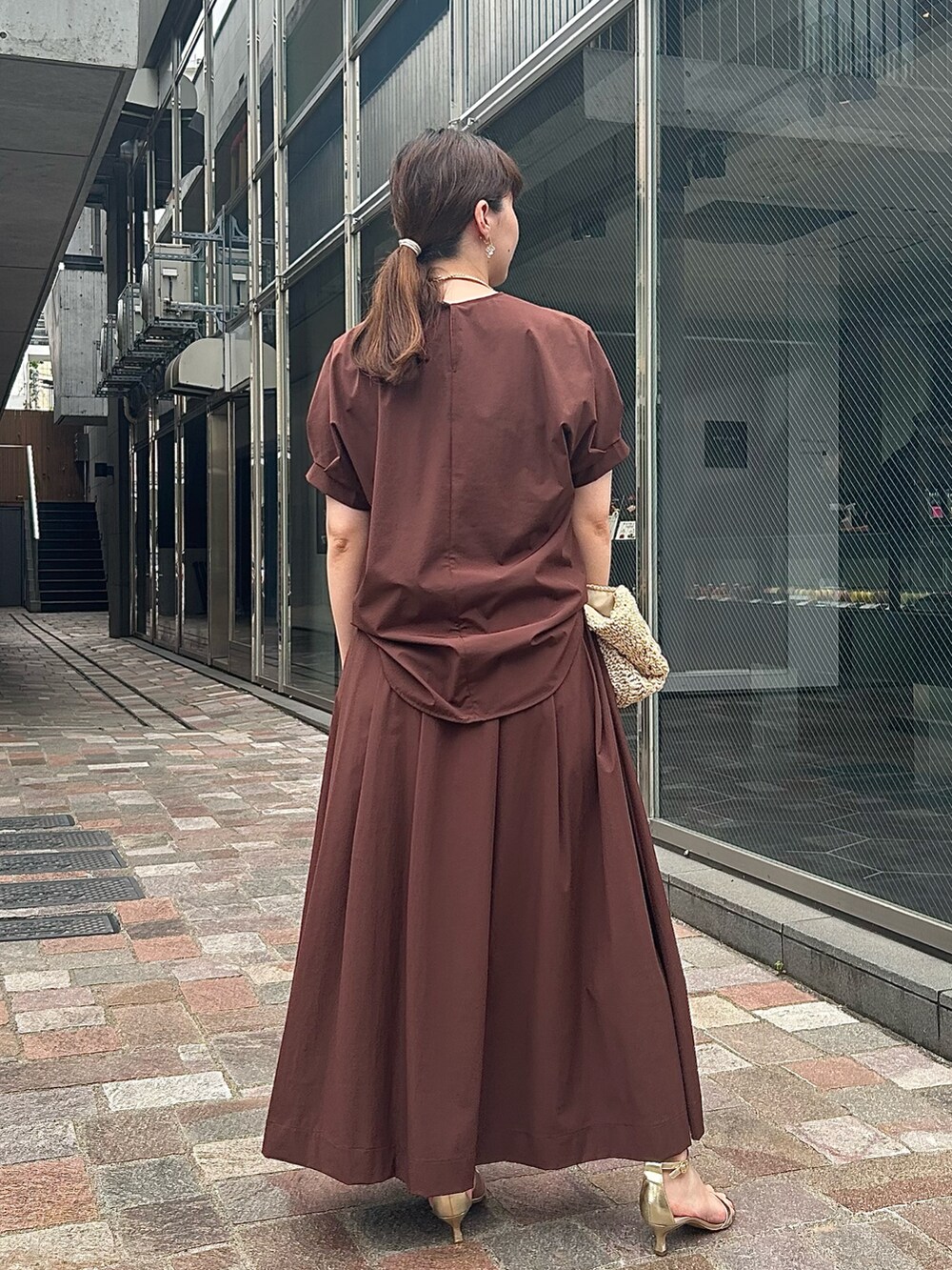 「レイヤードスタイル、サンダル、夏コーデ、デートコーデ、お出かけコーデ、大人可愛い、夏服、今日のコーデ、シンプルスタイル、楽チンコーデ、30代コーデ、大人かわいい、オトナ女子、カラーコーデ、オトナカジュアル」｜「EVOLの【EVOL(イーボル)】《クッション入り・軽量》5cmヒールストラップサンダル（サンダル、ゴールド系）」を使った、なのさん（レディース・162cm）の夏コーディネートの4枚目の写真