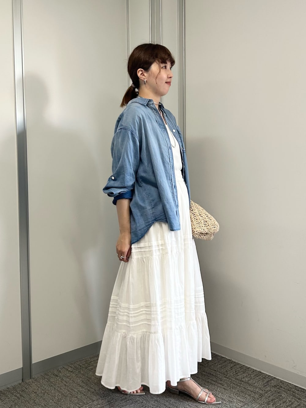 「フリル、デニム、オトナ女子、お出かけコーデ、夏ファッション、夏コーデ、夏服コーデ、夏服、きれいめコーデ、楽チンコーデ、デニムコーデ、カジュアルコーデ、おしゃれさんと繋がりたい、レディースファッション、タンクトップ」｜「EVOLの【EVOL(イーボル)】ポインテッドストラップサンダル（サンダル、シルバー系）」を使った、なのさん（レディース・162cm）の夏コーディネートの3枚目の写真