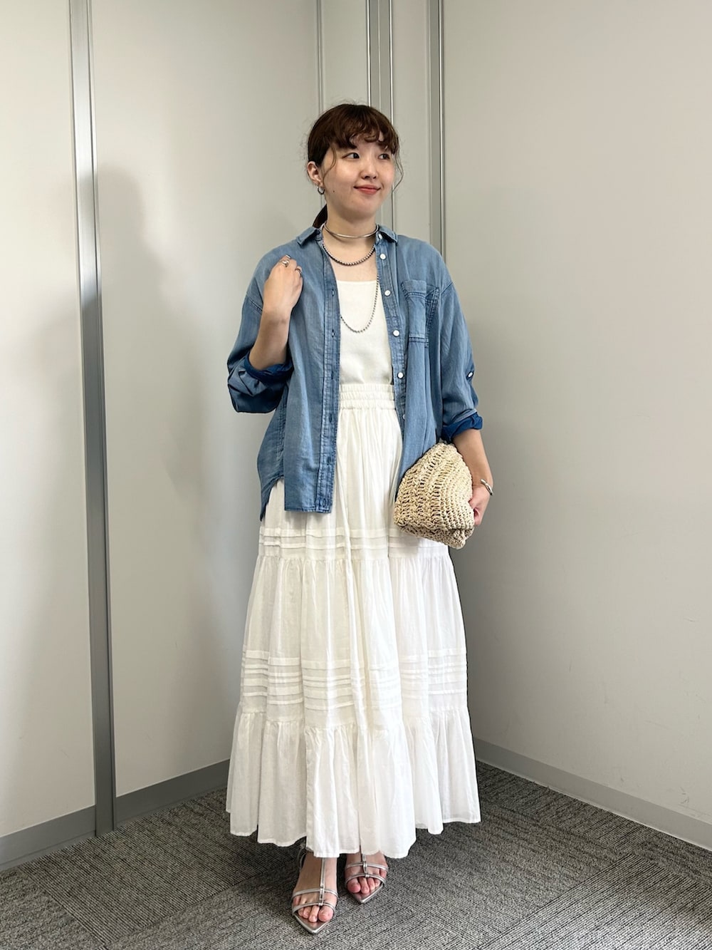 「フリル、デニム、オトナ女子、お出かけコーデ、夏ファッション、夏コーデ、夏服コーデ、夏服、きれいめコーデ、楽チンコーデ、デニムコーデ、カジュアルコーデ、おしゃれさんと繋がりたい、レディースファッション、タンクトップ」｜「EVOLの【EVOL(イーボル)】ポインテッドストラップサンダル（サンダル、シルバー系）」を使った、なのさん（レディース・162cm）の夏コーディネートの2枚目の写真