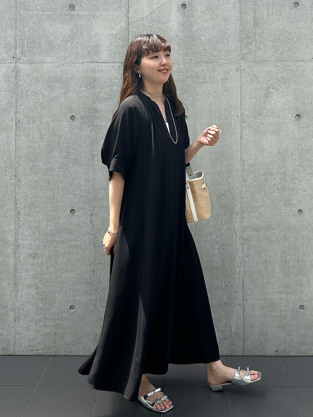「モノトーン、サンダル、雨の日コーデ、大人カジュアル、大人コーデ、大人女子、大人かわいい、大人ガーリー、大人可愛い、大人ファッション、大人カジュアルコーデ、大人フェミニン、30代コーデ、30代、ママコーデ」｜「un dix corsのひねり金具レザーハンドルカゴバッグ（かごバッグ、ホワイト系）」を使った、なのさん（レディース・162cm）の夏コーディネートの3枚目の写真