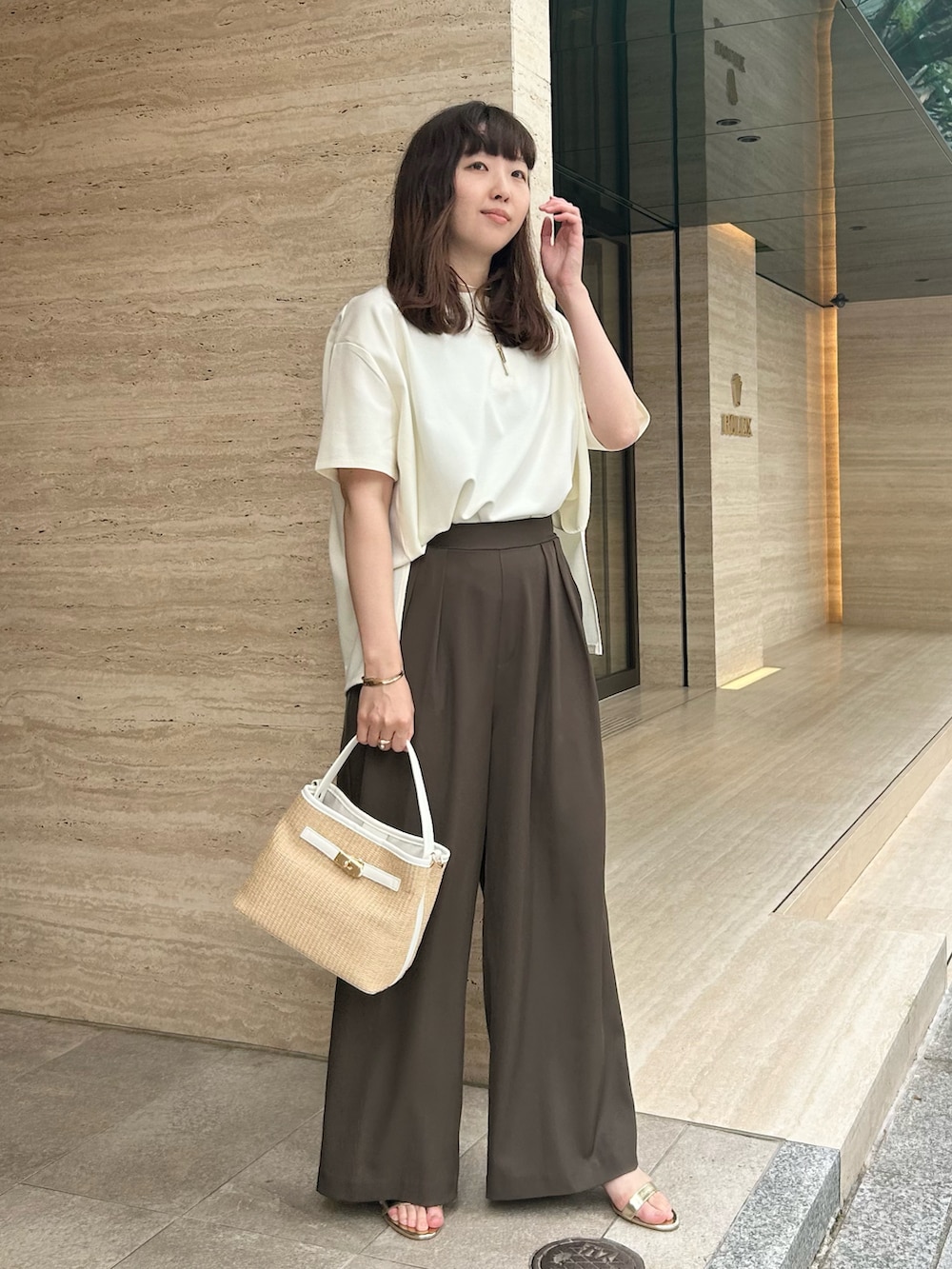 「サンダル、大人カジュアル、大人コーデ、大人女子、大人かわいい、大人ガーリー、大人可愛い、大人ファッション、大人カジュアルコーデ、30代コーデ、30代ファッション、オフィスカジュアル、オフィススタイル、オフィスコーデ、オンオフ兼用」｜「un dix corsのひねり金具レザーハンドルカゴバッグ（かごバッグ、ホワイト系）」を使った、なのさん（レディース・162cm）の春コーディネートの2枚目の写真