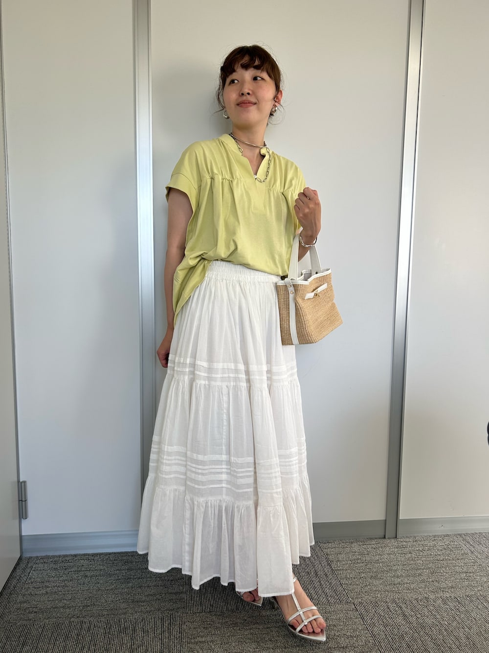 「オトナ女子、お出かけコーデ、夏ファッション、夏服コーデ、夏コーデ、夏服、きれいめコーデ、楽チンコーデ、カジュアルコーデ、おしゃれさんと繋がりたい、大人ガーリー、レディースファッション、デートコーデ、フリル」｜「EVOLの【EVOL(イーボル)】ポインテッドストラップサンダル（サンダル、シルバー系）」を使った、なのさん（レディース・162cm）の夏コーディネートの2枚目の写真