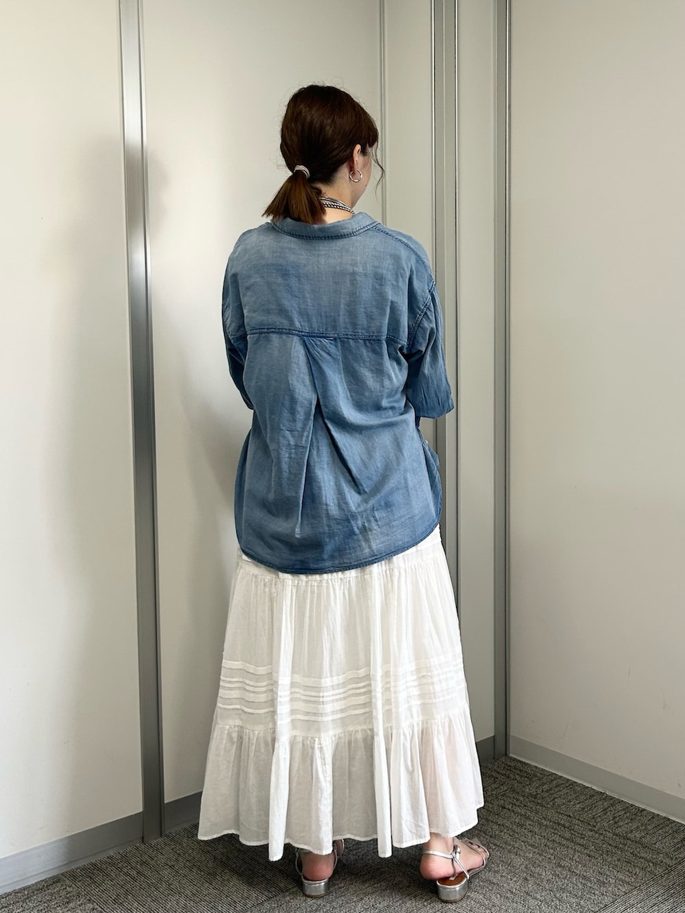 「フリル、デニム、オトナ女子、お出かけコーデ、夏ファッション、夏コーデ、夏服コーデ、夏服、きれいめコーデ、楽チンコーデ、デニムコーデ、カジュアルコーデ、おしゃれさんと繋がりたい、レディースファッション、タンクトップ」｜「EVOLの【EVOL(イーボル)】ポインテッドストラップサンダル（サンダル、シルバー系）」を使った、なのさん（レディース・162cm）の夏コーディネートの4枚目の写真