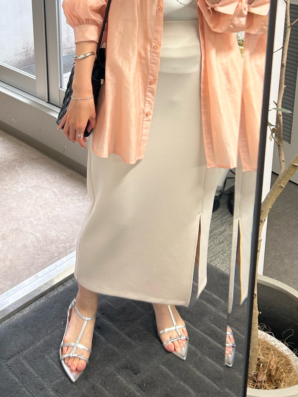 「ショルダーバッグ、シャツスタイル、大人コーデ、大人女子、大人かわいい、大人ガーリー、大人可愛い、大人ファッション、オフィスカジュアル、オフィススタイル、オフィスコーデ、オンオフ兼用、ピンクシャツ、サンダル、サンダルコーデ」｜「EVOLの【EVOL(イーボル)】ポインテッドストラップサンダル（サンダル、シルバー系）」を使った、なのさん（レディース・162cm）の春コーディネートの2枚目の写真