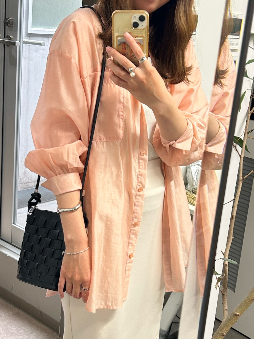 「ショルダーバッグ、シャツスタイル、大人コーデ、大人女子、大人かわいい、大人ガーリー、大人可愛い、大人ファッション、オフィスカジュアル、オフィススタイル、オフィスコーデ、オンオフ兼用、ピンクシャツ、サンダル、サンダルコーデ」｜「EVOLの【EVOL(イーボル)】ポインテッドストラップサンダル（サンダル、シルバー系）」を使った、なのさん（レディース・162cm）の春コーディネートの3枚目の写真