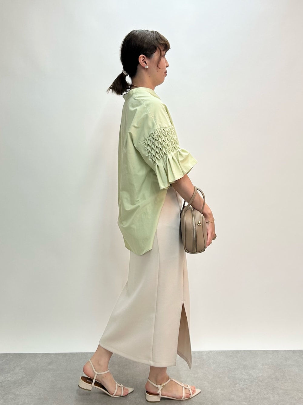 「レイヤードスタイル、サンダル、夏コーデ、大人可愛い、夏服、今日のコーデ、シンプルスタイル、楽チンコーデ、30代コーデ、大人かわいい、カジュアルガーリー、オトナ女子、大人コーデ、カラーコーデ、大人カジュアルコーデ」｜「un dix corsの《美シルエットの高見えアイテム》スリットダンボールナロースカート（スカート、ベージュ系）」を使った、なのさん（レディース・162cm）の夏コーディネートの4枚目の写真
