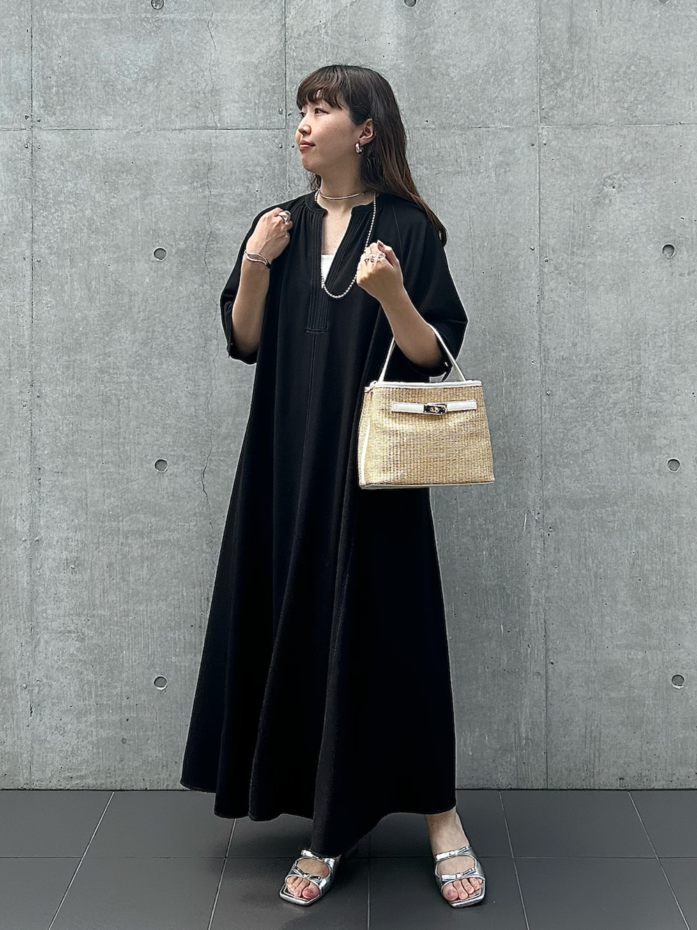 「モノトーン、サンダル、雨の日コーデ、大人カジュアル、大人コーデ、大人女子、大人かわいい、大人ガーリー、大人可愛い、大人ファッション、大人カジュアルコーデ、大人フェミニン、30代コーデ、30代、ママコーデ」｜「un dix corsのひねり金具レザーハンドルカゴバッグ（かごバッグ、ホワイト系）」を使った、なのさん（レディース・162cm）の夏コーディネートの2枚目の写真