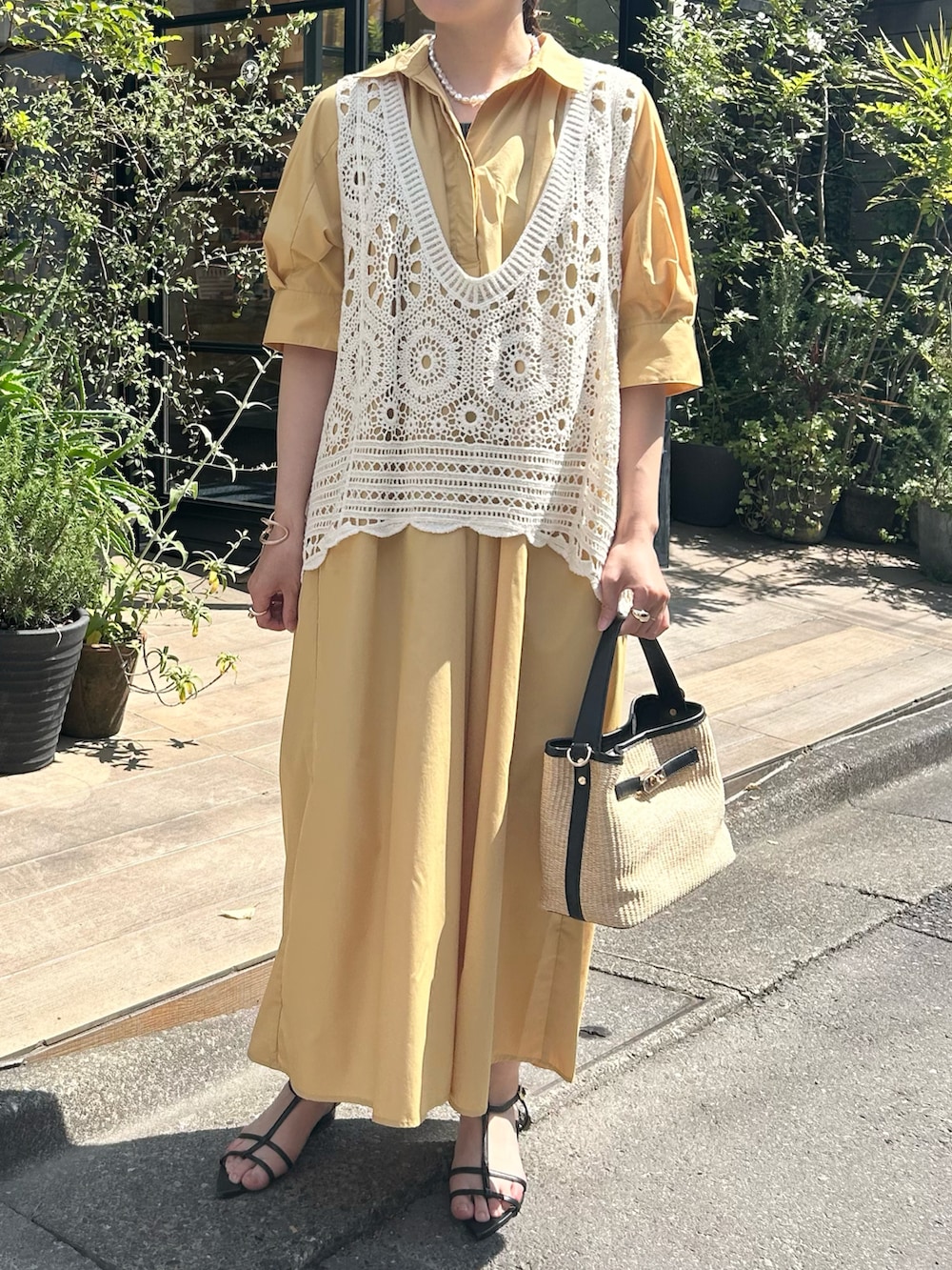 「シャツワンピ、シャツワンピース、ワンピース、ワンピーススタイル、ワンピースコーデ、大人女子、大人コーデ、大人カジュアル、大人かわいい、大人ガーリー、大人可愛い、大人ファッション、クロシェ編み、クロシェ、30代コーデ」｜「EVOLの【EVOL(イーボル)】ポインテッドストラップサンダル（サンダル、ブラック系）」を使った、なのさん（レディース・162cm）の春コーディネートの3枚目の写真