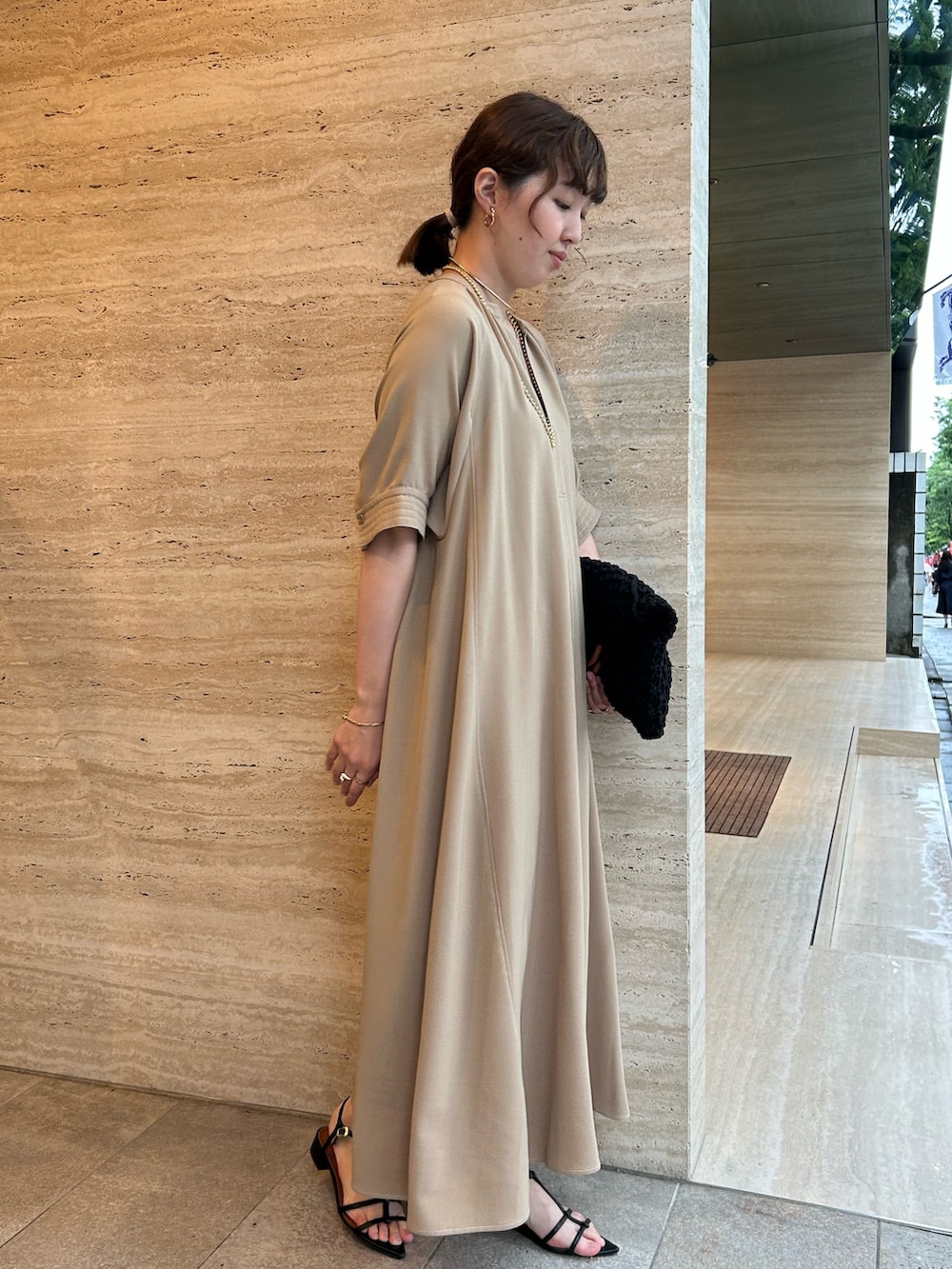 「レイヤードスタイル、サンダル、夏コーデ、ワンピース、大人可愛い、夏服、今日のコーデ、シンプルスタイル、楽チンコーデ、30代コーデ、大人かわいい、カジュアルガーリー、オトナ女子、大人コーデ、カラーコーデ」｜「EVOLの【EVOL(イーボル)】ポインテッドストラップサンダル（サンダル、ブラック系）」を使った、なのさん（レディース・162cm）の夏コーディネートの3枚目の写真