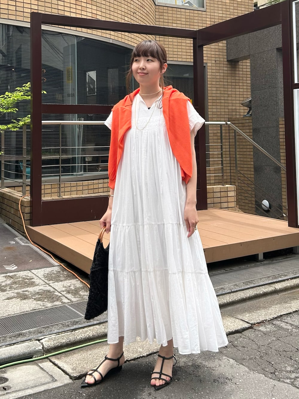 「レイヤードスタイル、サンダル、ワンピース、ワンピーススタイル、ワンピースコーデ、ワンピース 、ワンピ―ス、ワンピース カーディガン、大人カジュアル、大人コーデ、大人女子、大人かわいい、大人ガーリー、大人可愛い、大人ファッション」｜「EVOLの【EVOL(イーボル)】ポインテッドストラップサンダル（サンダル、ブラック系）」を使った、なのさん（レディース・162cm）の春コーディネートの2枚目の写真