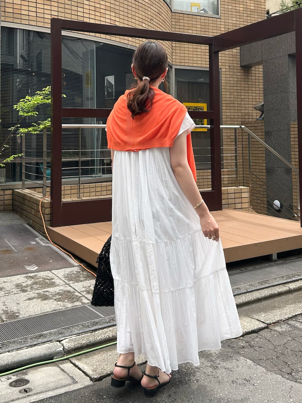 「レイヤードスタイル、サンダル、ワンピース、ワンピーススタイル、ワンピースコーデ、ワンピース 、ワンピ―ス、ワンピース カーディガン、大人カジュアル、大人コーデ、大人女子、大人かわいい、大人ガーリー、大人可愛い、大人ファッション」｜「EVOLの【EVOL(イーボル)】ポインテッドストラップサンダル（サンダル、ブラック系）」を使った、なのさん（レディース・162cm）の春コーディネートの4枚目の写真