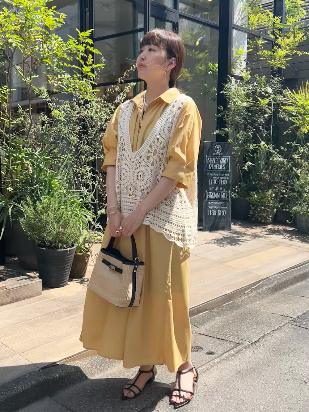 「シャツワンピ、シャツワンピース、ワンピース、ワンピーススタイル、ワンピースコーデ、大人女子、大人コーデ、大人カジュアル、大人かわいい、大人ガーリー、大人可愛い、大人ファッション、クロシェ編み、クロシェ、30代コーデ」｜「EVOLの【EVOL(イーボル)】ポインテッドストラップサンダル（サンダル、ブラック系）」を使った、なのさん（レディース・162cm）の春コーディネートの2枚目の写真