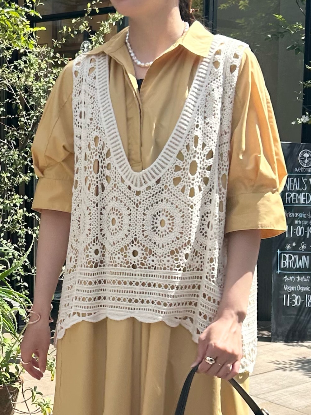 「シャツワンピ、シャツワンピース、ワンピース、ワンピーススタイル、ワンピースコーデ、大人女子、大人コーデ、大人カジュアル、大人かわいい、大人ガーリー、大人可愛い、大人ファッション、クロシェ編み、クロシェ、30代コーデ」｜「EVOLの【EVOL(イーボル)】ポインテッドストラップサンダル（サンダル、ブラック系）」を使った、なのさん（レディース・162cm）の春コーディネートの4枚目の写真