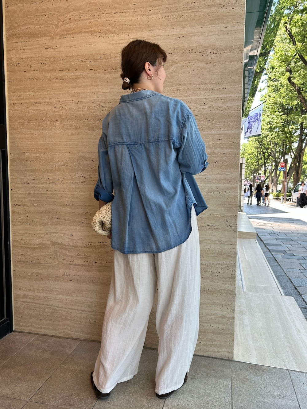 「デニム、デニムコーデ、デニムシャツ、ホワイト、ホワイトコーデ、ホワイトパンツ、サンダル、サンダルコーデ、大人カジュアル、大人コーデ、大人女子、大人かわいい、大人ガーリー、大人可愛い、大人ファッション」｜「un dix corsのニットタンクトップ（タンクトップ、ホワイト系）」を使った、なのさん（レディース・162cm）の夏コーディネートの4枚目の写真