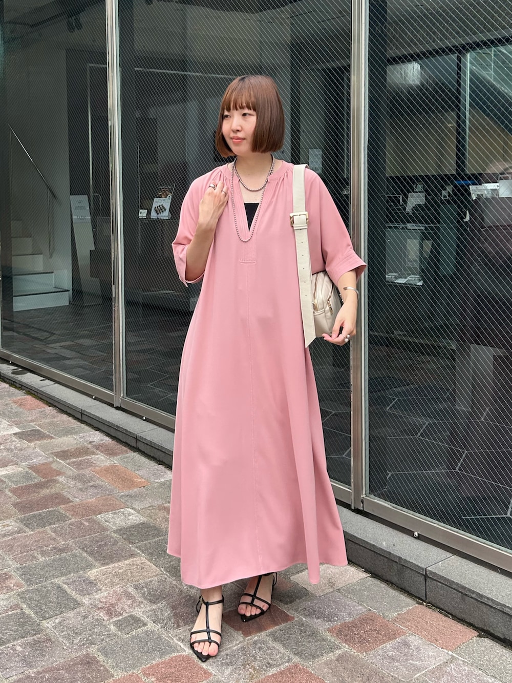 「カラーコーデ、お出かけコーデ、おでかけコーデ、夏、ラクチンコーデ、夏ルックで気分アップ、今日のコーデ、きれいめカジュアル、休日スタイル、シンプルコーデ、大人コーデ、タンクトップ、プチプラ、オトナ女子、ママファッション」｜「EVOLの【EVOL(イーボル)】ポインテッドストラップサンダル（サンダル、ブラック系）」を使った、なのさん（レディース・162cm）の夏コーディネートの2枚目の写真