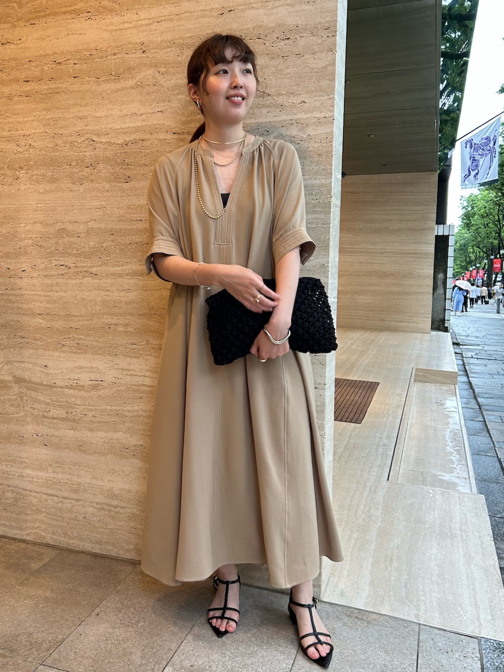 「レイヤードスタイル、サンダル、夏コーデ、ワンピース、大人可愛い、夏服、今日のコーデ、シンプルスタイル、楽チンコーデ、30代コーデ、大人かわいい、カジュアルガーリー、オトナ女子、大人コーデ、カラーコーデ」｜「EVOLの【EVOL(イーボル)】ポインテッドストラップサンダル（サンダル、ブラック系）」を使った、なのさん（レディース・162cm）の夏コーディネートの2枚目の写真