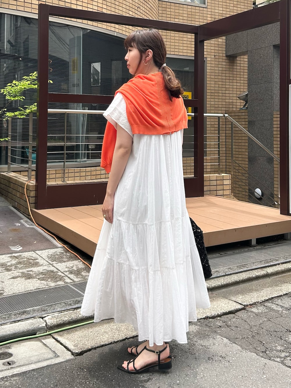 「レイヤードスタイル、サンダル、ワンピース、ワンピーススタイル、ワンピースコーデ、ワンピース 、ワンピ―ス、ワンピース カーディガン、大人カジュアル、大人コーデ、大人女子、大人かわいい、大人ガーリー、大人可愛い、大人ファッション」｜「EVOLの【EVOL(イーボル)】ポインテッドストラップサンダル（サンダル、ブラック系）」を使った、なのさん（レディース・162cm）の春コーディネートの3枚目の写真