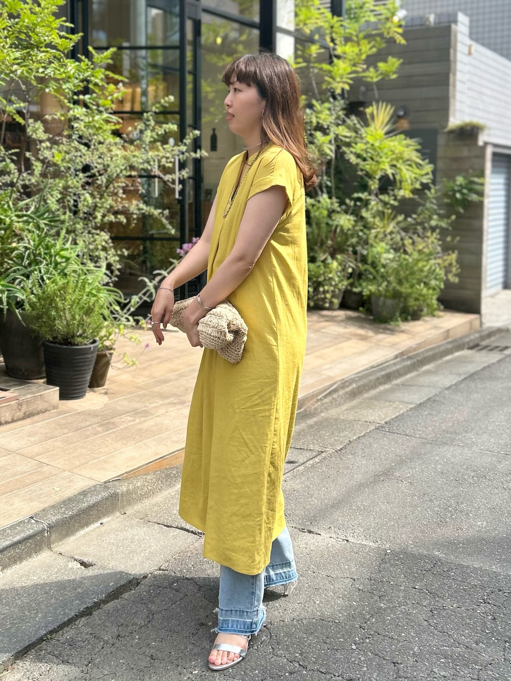 「レイヤードスタイル、サンダル、マスタード、イエロー、イエローコーデ、デニム、デニムパンツ、デニムコーデ、ワンピース、ワンピーススタイル、ワンピースコーデ、ワンピース×デニム、大人可愛い、ママコーデ」｜「cache cacheの【cache cache(カシュカシュ)】フリーハンドル柄編トート（かごバッグ、ベージュ系）」を使った、なのさん（レディース・162cm）の夏コーディネートの3枚目の写真