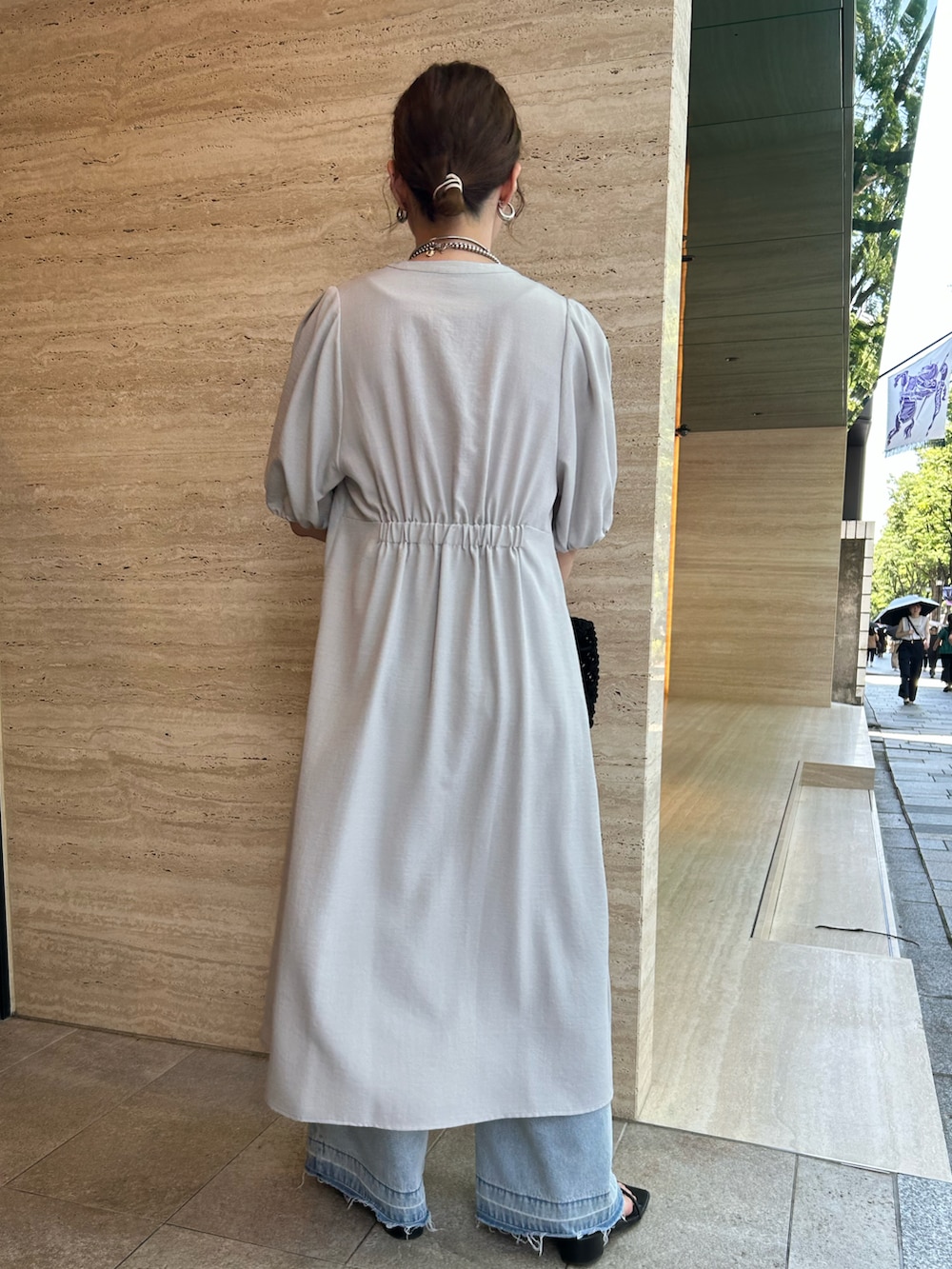「サンダル、夏コーデ、ワンピース、ワンピーススタイル、ワンピースコーデ、ワンピース×デニム、大人カジュアル、大人コーデ、大人女子、大人かわいい、大人可愛い、大人ファッション、大人カジュアルコーデ、ママコーデ、ママファッション」｜「un dix corsのウッドリングハンドルマクラメバッグ（トートバッグ、ブラック系）」を使った、なのさん（レディース・162cm）の夏コーディネートの4枚目の写真