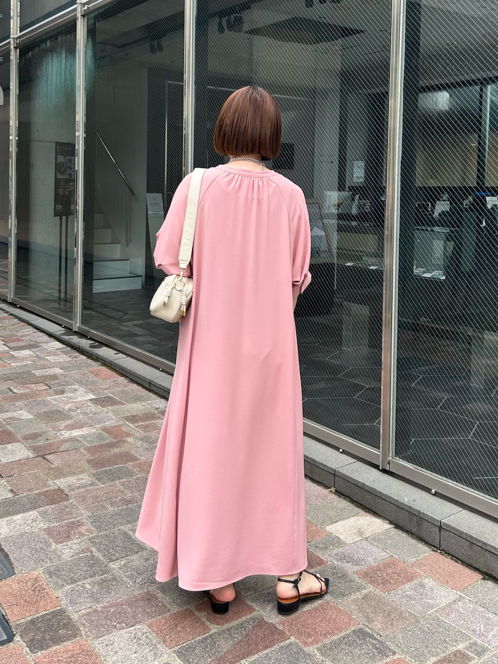 「カラーコーデ、お出かけコーデ、おでかけコーデ、夏、ラクチンコーデ、夏ルックで気分アップ、今日のコーデ、きれいめカジュアル、休日スタイル、シンプルコーデ、大人コーデ、タンクトップ、プチプラ、オトナ女子、ママファッション」｜「EVOLの【EVOL(イーボル)】ポインテッドストラップサンダル（サンダル、ブラック系）」を使った、なのさん（レディース・162cm）の夏コーディネートの4枚目の写真