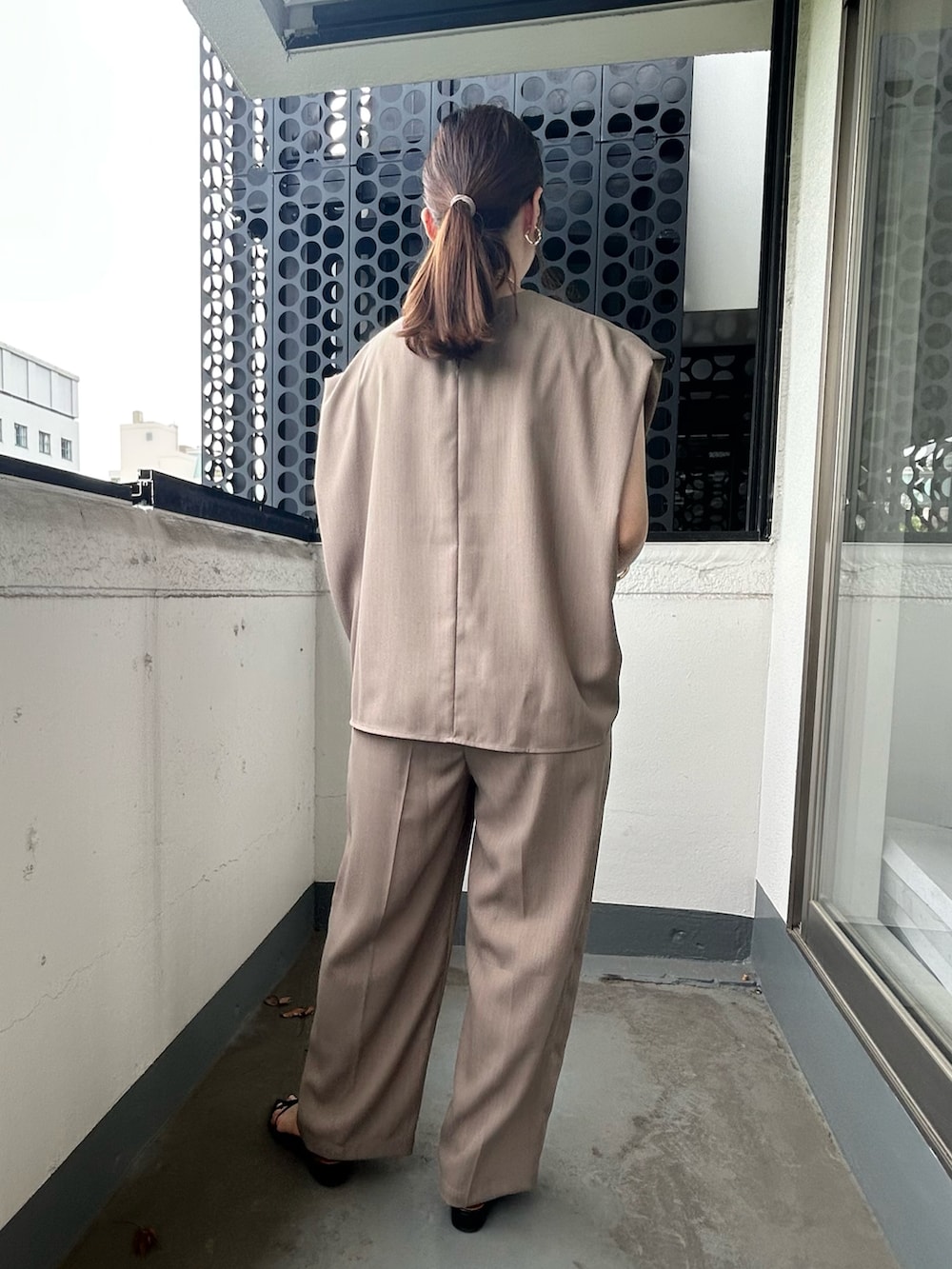 「セットアップ、セットアップスタイル、セットアップコーデ、大人カジュアル、大人コーデ、大人女子、大人かわいい、大人ガーリー、大人可愛い、大人ファッション、大人カジュアルコーデ、通勤コーデ、通勤スタイル、オンオフ兼用、30代コーデ」｜「EVOLの【EVOL(イーボル)】ポインテッドストラップサンダル（サンダル、ブラック系）」を使った、なのさん（レディース・162cm）の春コーディネートの3枚目の写真