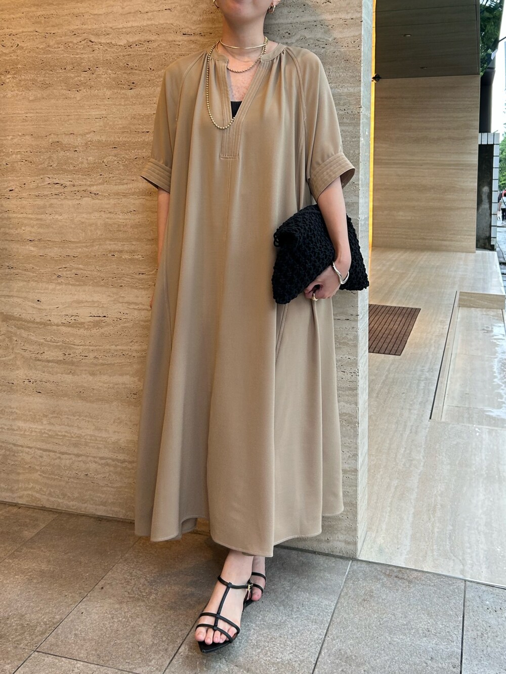 「レイヤードスタイル、サンダル、夏コーデ、ワンピース、大人可愛い、夏服、今日のコーデ、シンプルスタイル、楽チンコーデ、30代コーデ、大人かわいい、カジュアルガーリー、オトナ女子、大人コーデ、カラーコーデ」｜「EVOLの【EVOL(イーボル)】ポインテッドストラップサンダル（サンダル、ブラック系）」を使った、なのさん（レディース・162cm）の夏コーディネートの5枚目の写真