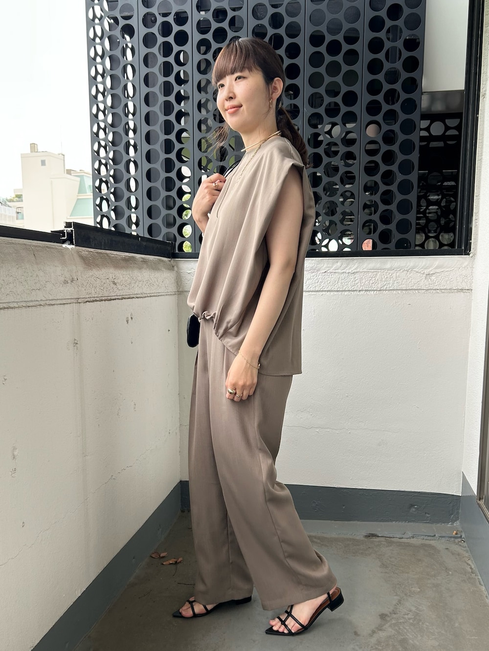 「セットアップ、セットアップスタイル、セットアップコーデ、大人カジュアル、大人コーデ、大人女子、大人かわいい、大人ガーリー、大人可愛い、大人ファッション、大人カジュアルコーデ、通勤コーデ、通勤スタイル、オンオフ兼用、30代コーデ」｜「EVOLの【EVOL(イーボル)】ポインテッドストラップサンダル（サンダル、ブラック系）」を使った、なのさん（レディース・162cm）の春コーディネートの2枚目の写真