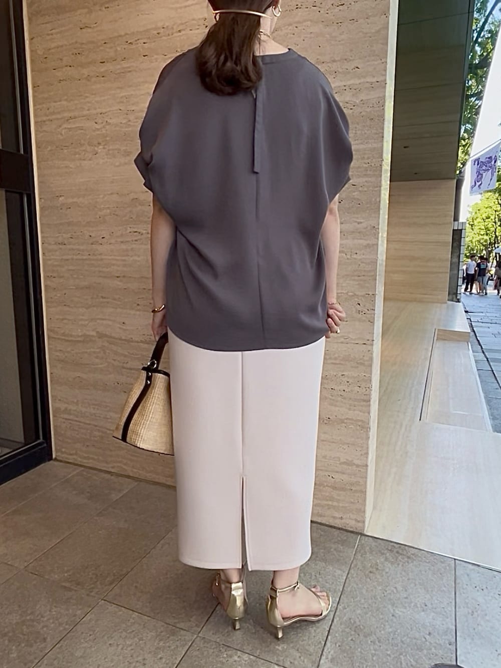 「レイヤードスタイル、サンダル、大人カジュアル、大人コーデ、大人女子、大人かわいい、大人ガーリー、大人可愛い、30代コーデ、30代、ママコーデ、ママファッション、Iラインスカート、Ｉライン、ブラウス」｜「un dix corsのバックスリットダンボールナロースカート（スカート、ベージュ系）」を使った、なのさん（レディース・162cm）の夏コーディネートの4枚目の写真