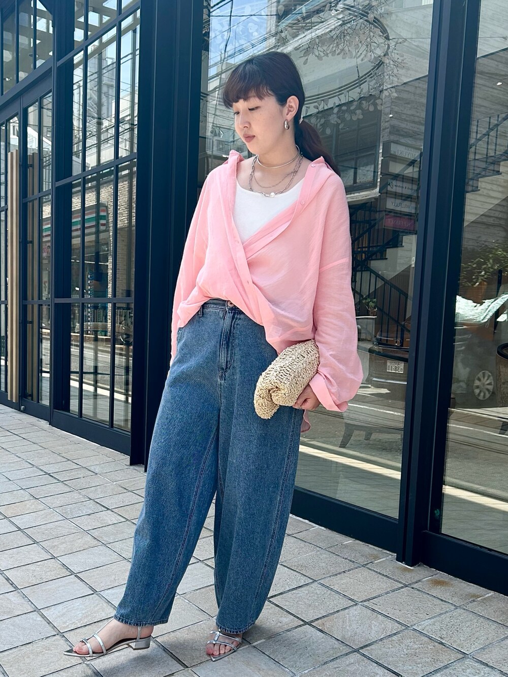 「サンダル、シャツスタイル、ピンクシャツ、お出かけコーデ、オトナカジュアル、キレイめカジュアル、大人コーデ、シンプルカジュアル、デニムコーデ、おしゃれさんと繋がりたい、シアーシャツ、高身長女子、大人ガーリー、カジュアルガーリー、お仕事コーデ」｜「EVOLの【EVOL(イーボル)】ポインテッドストラップサンダル（サンダル、シルバー系）」を使った、なのさん（レディース・162cm）の春コーディネートの4枚目の写真