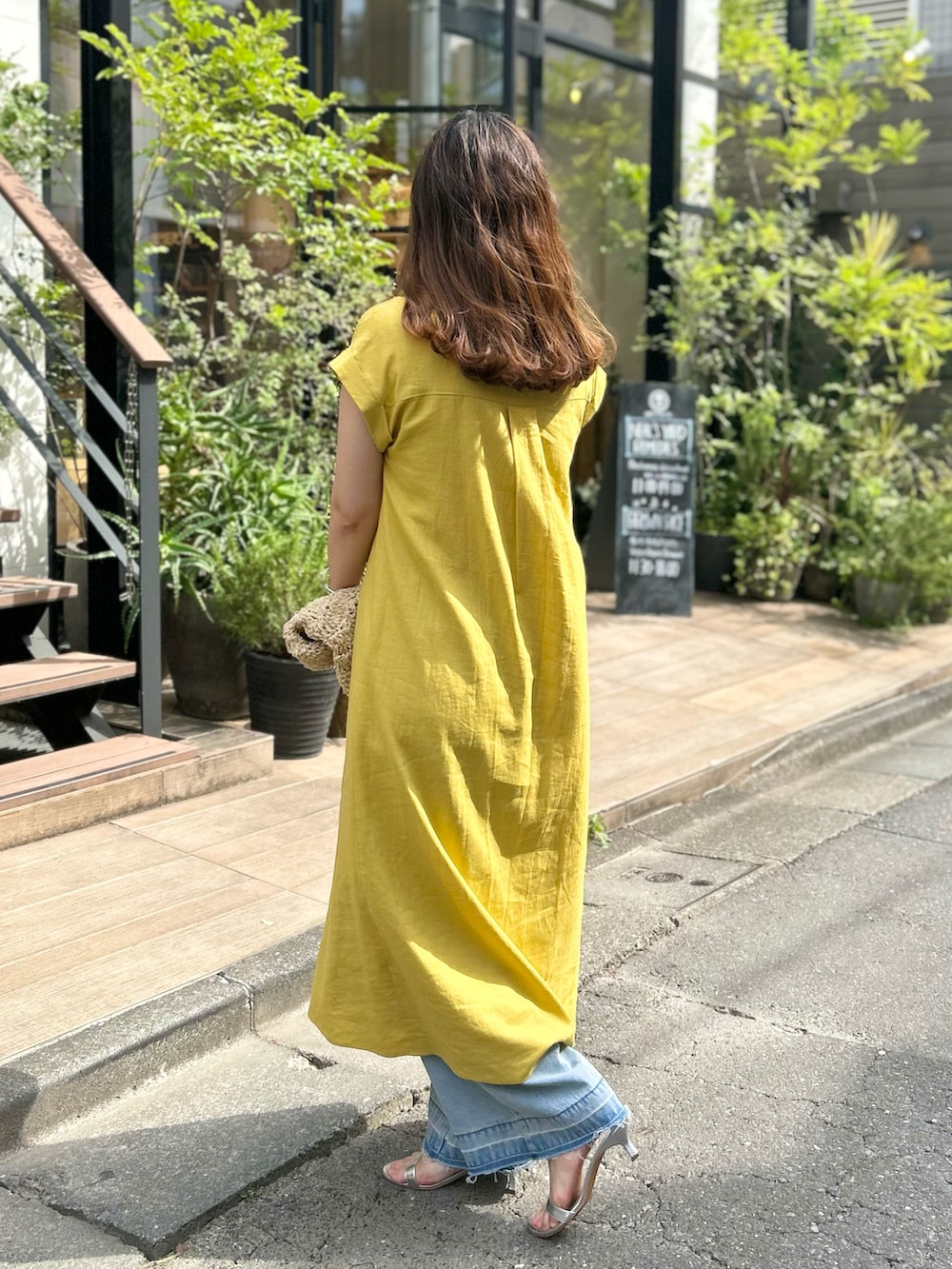 「レイヤードスタイル、サンダル、マスタード、イエロー、イエローコーデ、デニム、デニムパンツ、デニムコーデ、ワンピース、ワンピーススタイル、ワンピースコーデ、ワンピース×デニム、大人可愛い、ママコーデ」｜「cache cacheの【cache cache(カシュカシュ)】フリーハンドル柄編トート（かごバッグ、ベージュ系）」を使った、なのさん（レディース・162cm）の夏コーディネートの4枚目の写真