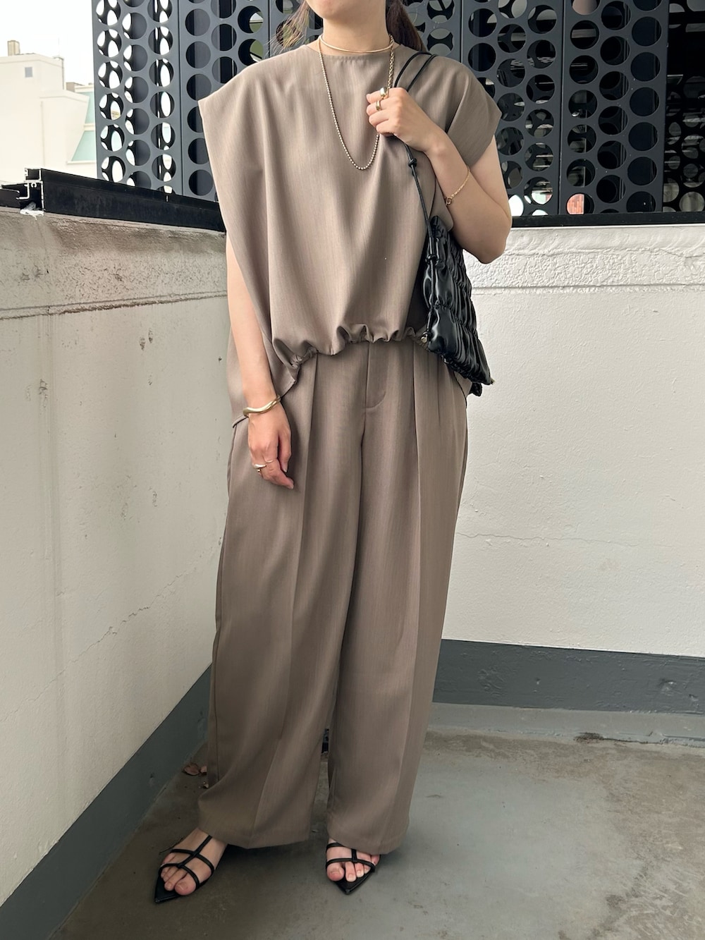 「セットアップ、セットアップスタイル、セットアップコーデ、大人カジュアル、大人コーデ、大人女子、大人かわいい、大人ガーリー、大人可愛い、大人ファッション、大人カジュアルコーデ、通勤コーデ、通勤スタイル、オンオフ兼用、30代コーデ」｜「EVOLの【EVOL(イーボル)】ポインテッドストラップサンダル（サンダル、ブラック系）」を使った、なのさん（レディース・162cm）の春コーディネートの4枚目の写真