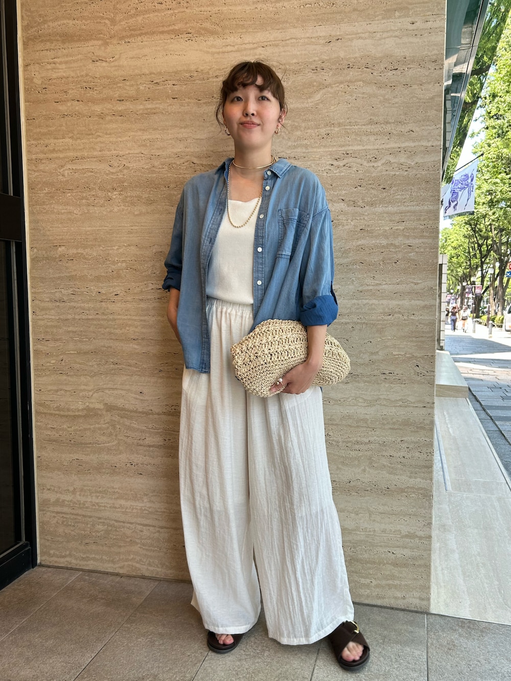 「デニム、デニムコーデ、デニムシャツ、ホワイト、ホワイトコーデ、ホワイトパンツ、サンダル、サンダルコーデ、大人カジュアル、大人コーデ、大人女子、大人かわいい、大人ガーリー、大人可愛い、大人ファッション」｜「un dix corsのニットタンクトップ（タンクトップ、ホワイト系）」を使った、なのさん（レディース・162cm）の夏コーディネートの2枚目の写真