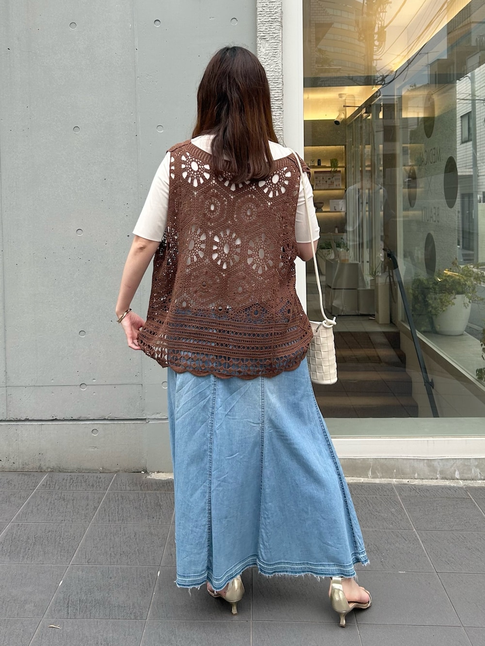「サンダル、楽チンコーデ、夏服コーデ、大人女子、ゆるシルエット、大人カジュアルコーデ、大人ガーリー、スカートスタイル、きれいめコーディネート、大人かわいい、イエベ春、ママファッション、夏コーデ、30代コーデ、30代」｜「EVOLの【EVOL(イーボル)】《クッション入り・軽量》5cmヒールストラップサンダル（サンダル、ゴールド系）」を使った、なのさん（レディース・162cm）の春コーディネートの4枚目の写真