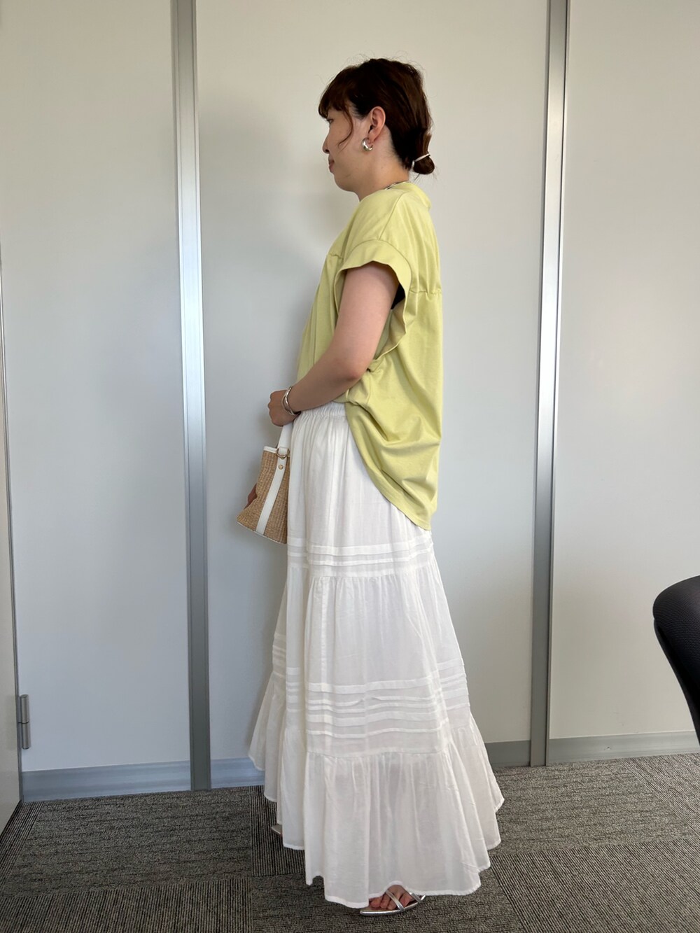 「オトナ女子、お出かけコーデ、夏ファッション、夏服コーデ、夏コーデ、夏服、きれいめコーデ、楽チンコーデ、カジュアルコーデ、おしゃれさんと繋がりたい、大人ガーリー、レディースファッション、デートコーデ、フリル」｜「EVOLの【EVOL(イーボル)】ポインテッドストラップサンダル（サンダル、シルバー系）」を使った、なのさん（レディース・162cm）の夏コーディネートの3枚目の写真