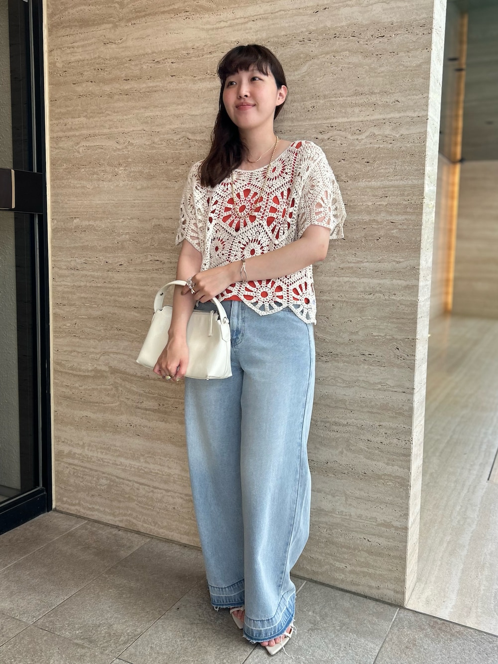 「レイヤードスタイル、サンダル、タンクトップ、デニム、デニムパンツ、デニムコーデ、大人カジュアル、大人コーデ、大人女子、大人かわいい、大人ガーリー、大人ファッション、大人可愛い、大人カジュアルコーデ、ママコーデ」｜「un dix corsのビンテージライクワンショルダーバッグ（ショルダーバッグ、ホワイト系）」を使った、なのさん（レディース・162cm）の夏コーディネートの2枚目の写真