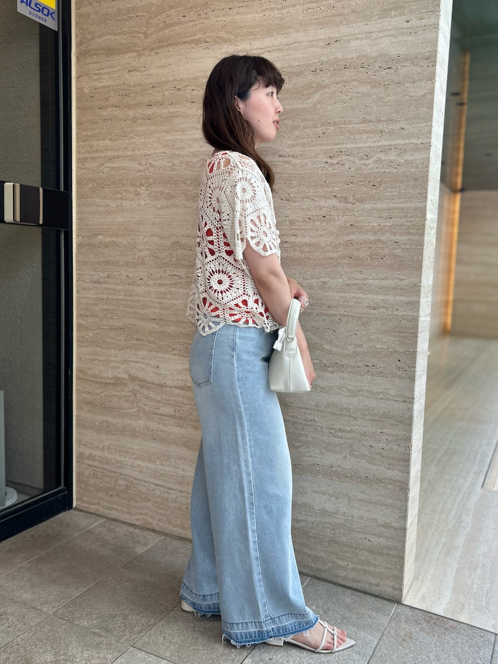 「レイヤードスタイル、サンダル、タンクトップ、デニム、デニムパンツ、デニムコーデ、大人カジュアル、大人コーデ、大人女子、大人かわいい、大人ガーリー、大人ファッション、大人可愛い、大人カジュアルコーデ、ママコーデ」｜「un dix corsのビンテージライクワンショルダーバッグ（ショルダーバッグ、ホワイト系）」を使った、なのさん（レディース・162cm）の夏コーディネートの3枚目の写真
