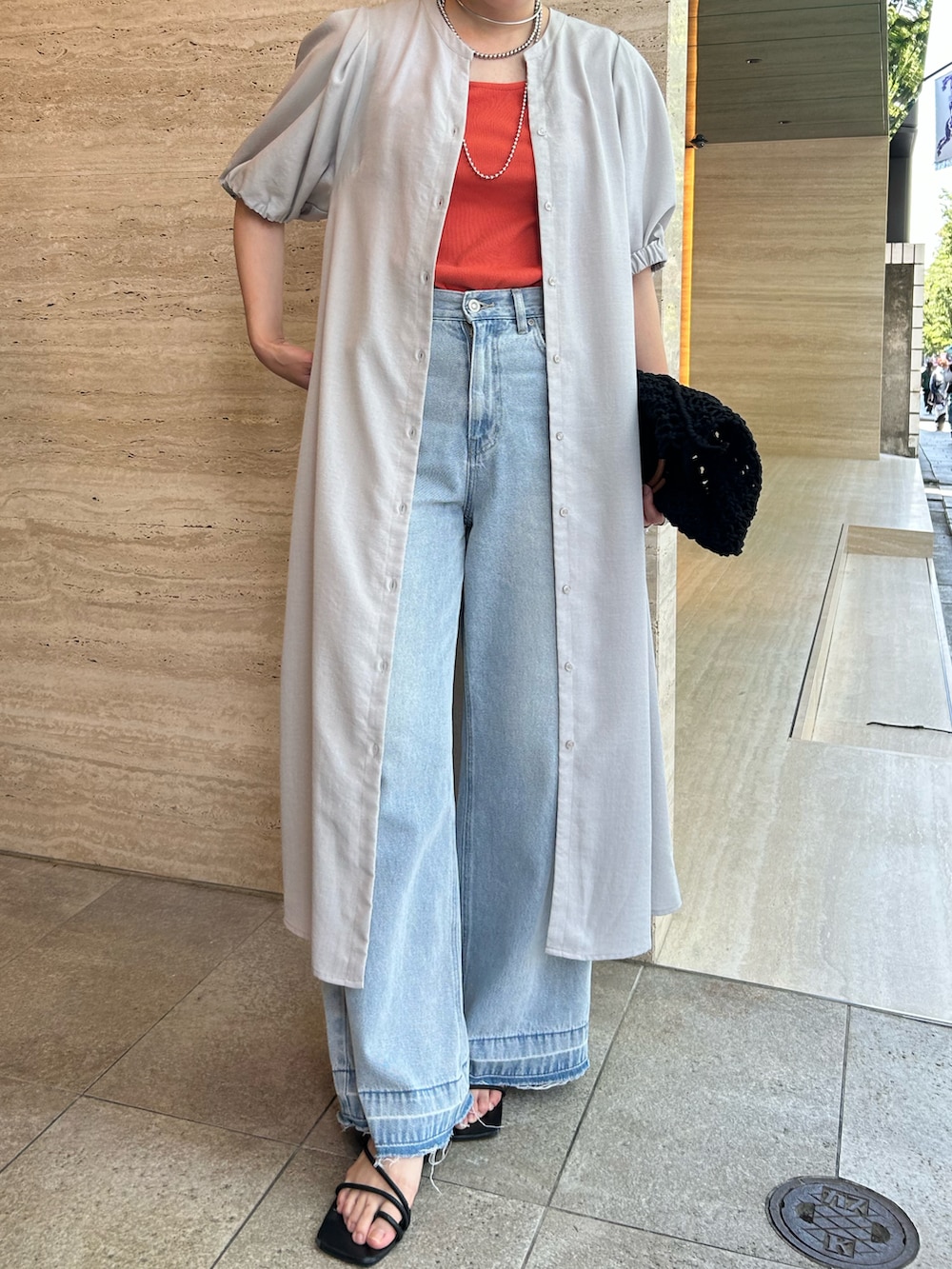 「サンダル、夏コーデ、ワンピース、ワンピーススタイル、ワンピースコーデ、ワンピース×デニム、大人カジュアル、大人コーデ、大人女子、大人かわいい、大人可愛い、大人ファッション、大人カジュアルコーデ、ママコーデ、ママファッション」｜「un dix corsのウッドリングハンドルマクラメバッグ（トートバッグ、ブラック系）」を使った、なのさん（レディース・162cm）の夏コーディネートの5枚目の写真
