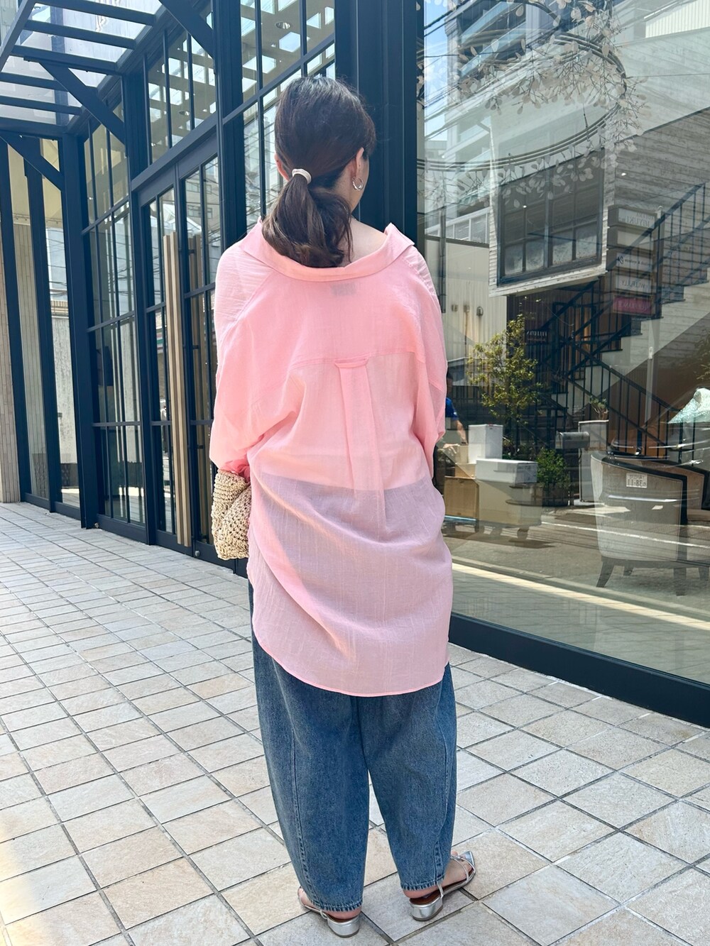 「サンダル、シャツスタイル、ピンクシャツ、お出かけコーデ、オトナカジュアル、キレイめカジュアル、大人コーデ、シンプルカジュアル、デニムコーデ、おしゃれさんと繋がりたい、シアーシャツ、高身長女子、大人ガーリー、カジュアルガーリー、お仕事コーデ」｜「EVOLの【EVOL(イーボル)】ポインテッドストラップサンダル（サンダル、シルバー系）」を使った、なのさん（レディース・162cm）の春コーディネートの3枚目の写真