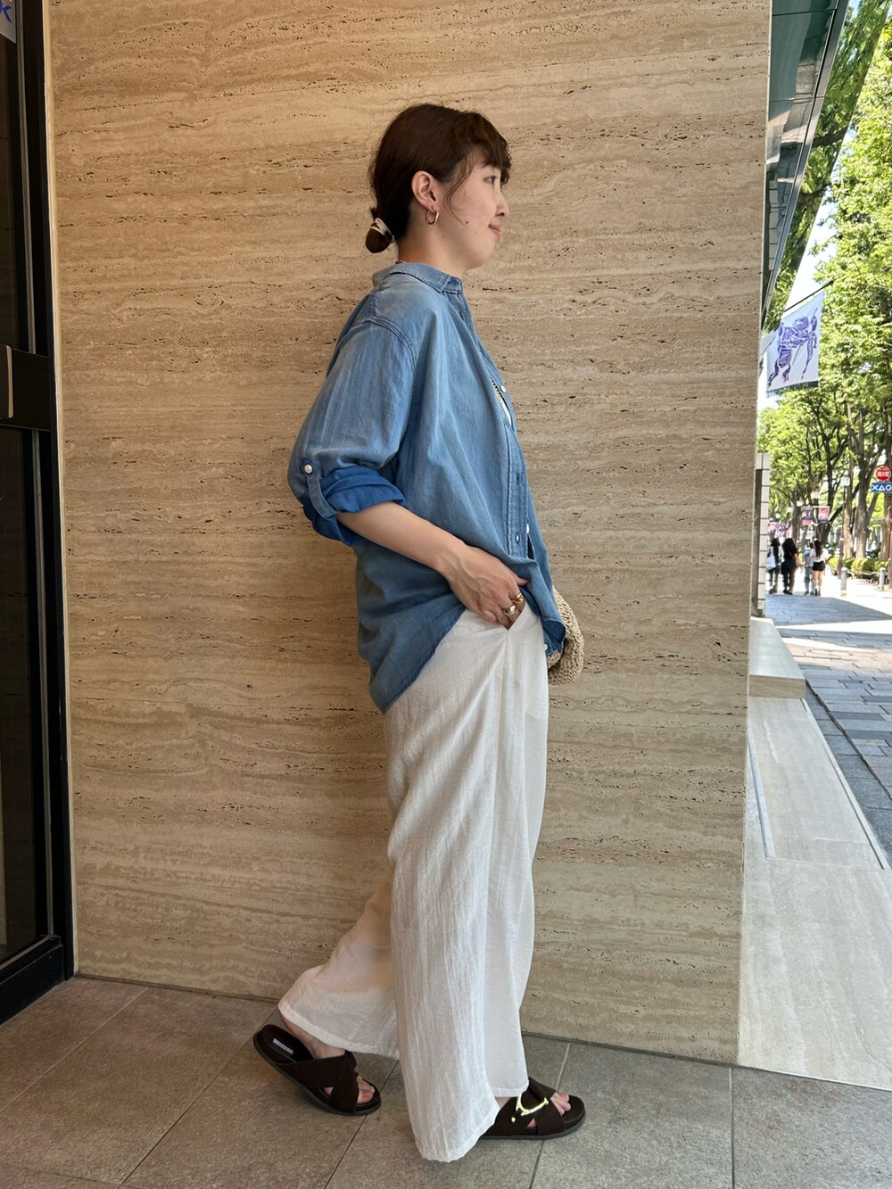 「デニム、デニムコーデ、デニムシャツ、ホワイト、ホワイトコーデ、ホワイトパンツ、サンダル、サンダルコーデ、大人カジュアル、大人コーデ、大人女子、大人かわいい、大人ガーリー、大人可愛い、大人ファッション」｜「un dix corsのニットタンクトップ（タンクトップ、ホワイト系）」を使った、なのさん（レディース・162cm）の夏コーディネートの3枚目の写真