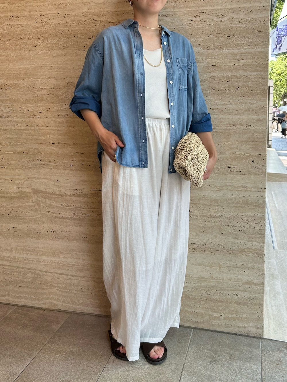 「デニム、デニムコーデ、デニムシャツ、ホワイト、ホワイトコーデ、ホワイトパンツ、サンダル、サンダルコーデ、大人カジュアル、大人コーデ、大人女子、大人かわいい、大人ガーリー、大人可愛い、大人ファッション」｜「un dix corsのニットタンクトップ（タンクトップ、ホワイト系）」を使った、なのさん（レディース・162cm）の夏コーディネートの5枚目の写真