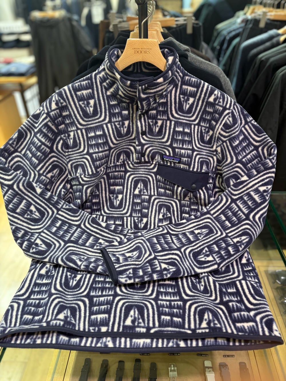 ブルー系のその他トップス、グレー系のその他パンツを着用したメンズの秋コーディネートの4枚目の写真