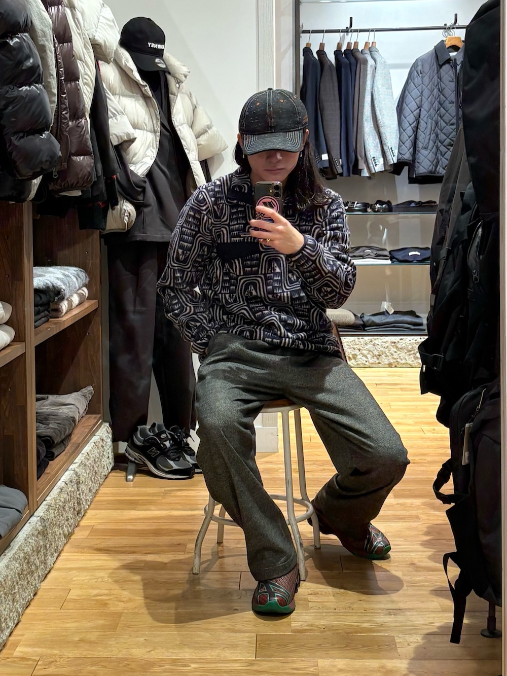 ブルー系のその他トップス、グレー系のその他パンツを着用したメンズの秋コーディネートの3枚目の写真