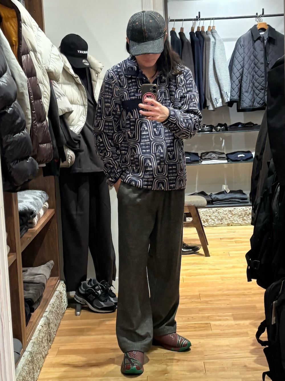 ブルー系のその他トップス、グレー系のその他パンツを着用したメンズの秋コーディネートの2枚目の写真