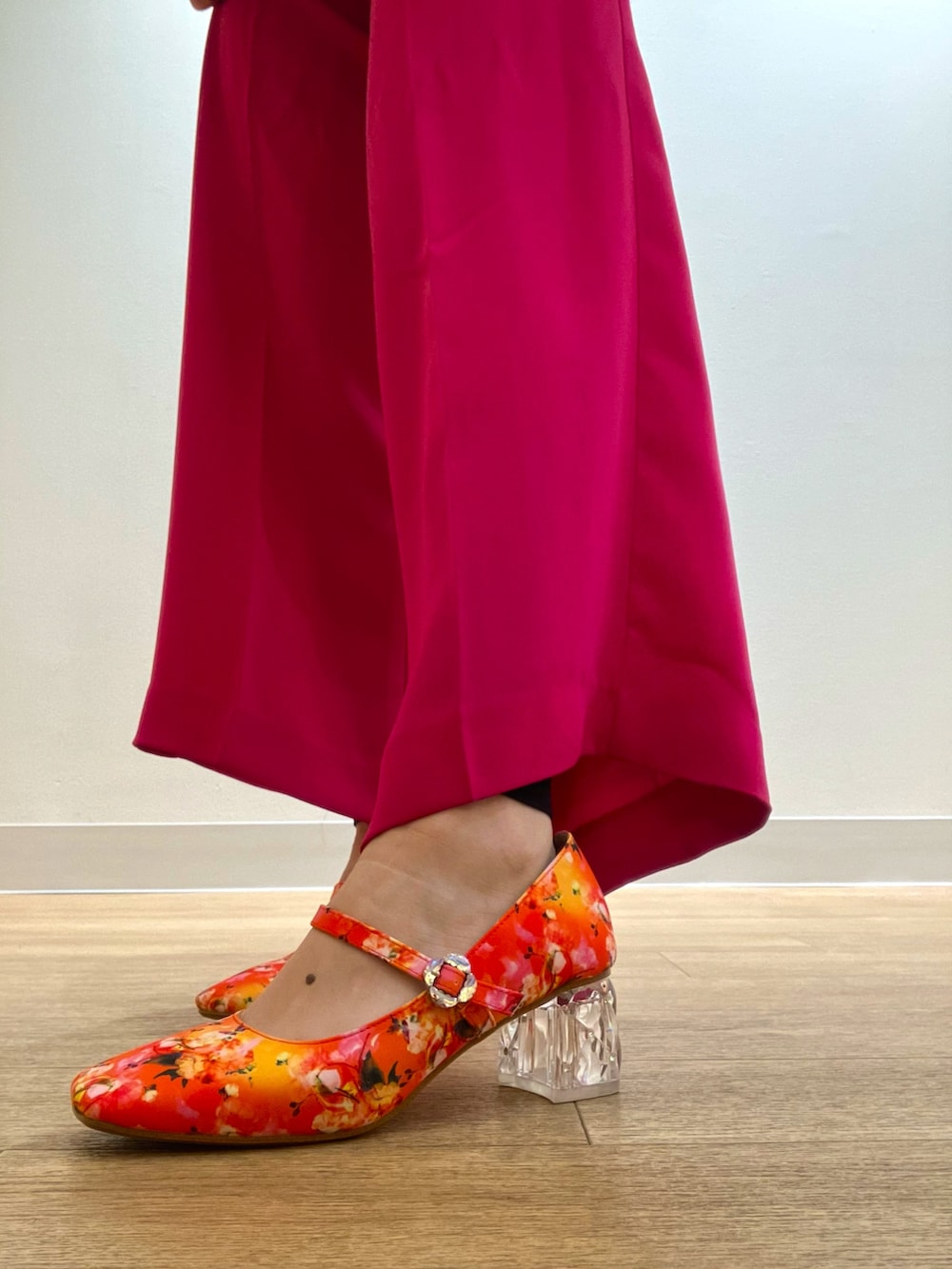 オレンジ系のパンプスを着用したレディースの春コーディネートの2枚目の写真