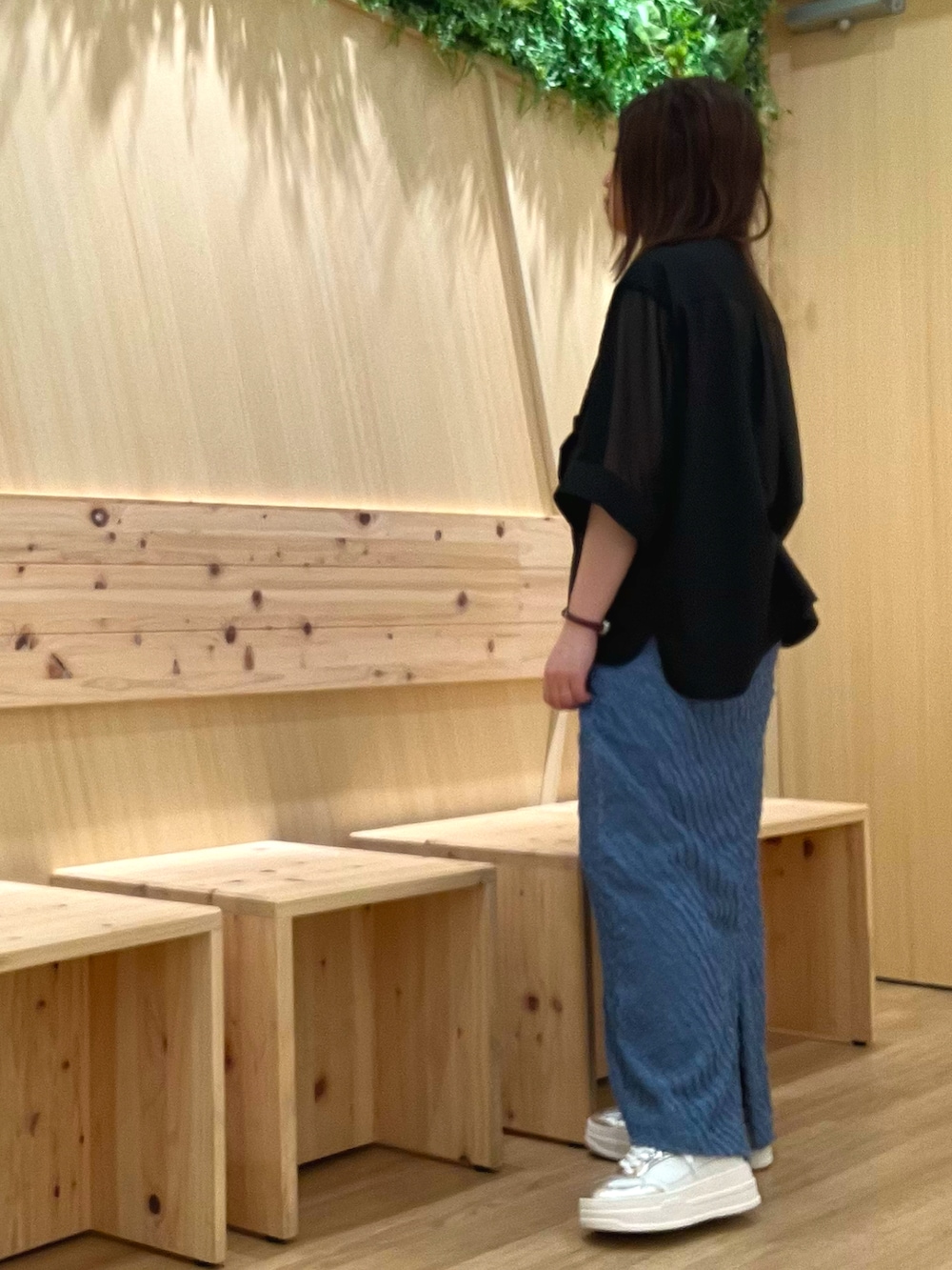 ゴールド系のスニーカーを着用したレディースの秋コーディネートの2枚目の写真