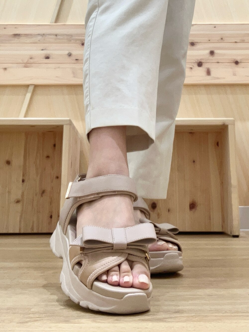 ベージュ系のサンダルを着用したレディースの夏コーディネートの2枚目の写真