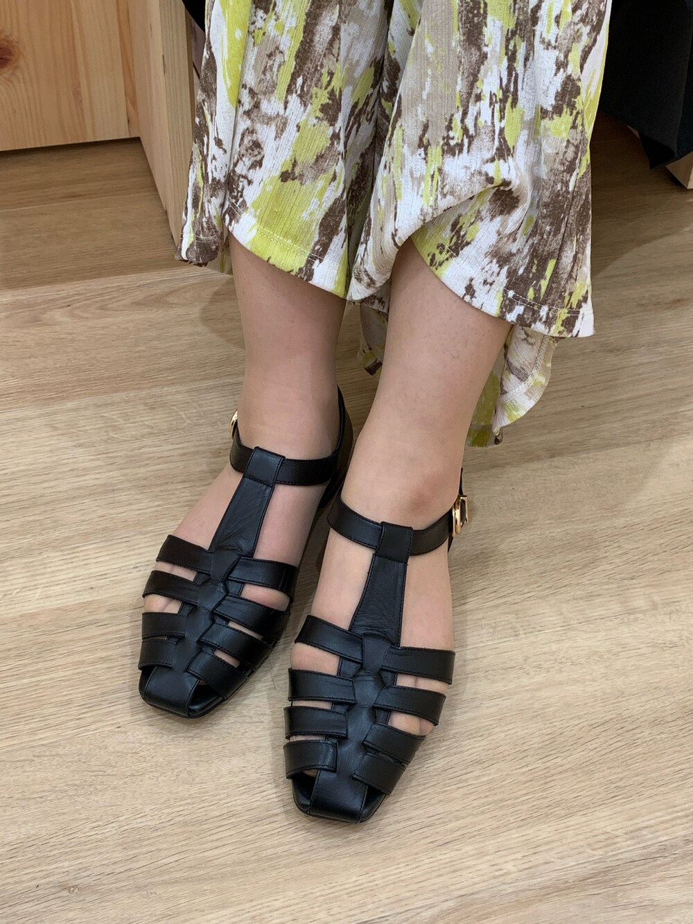 ブラック系のサンダル、ブラック系のショルダーバッグを着用したレディースの春コーディネートの3枚目の写真