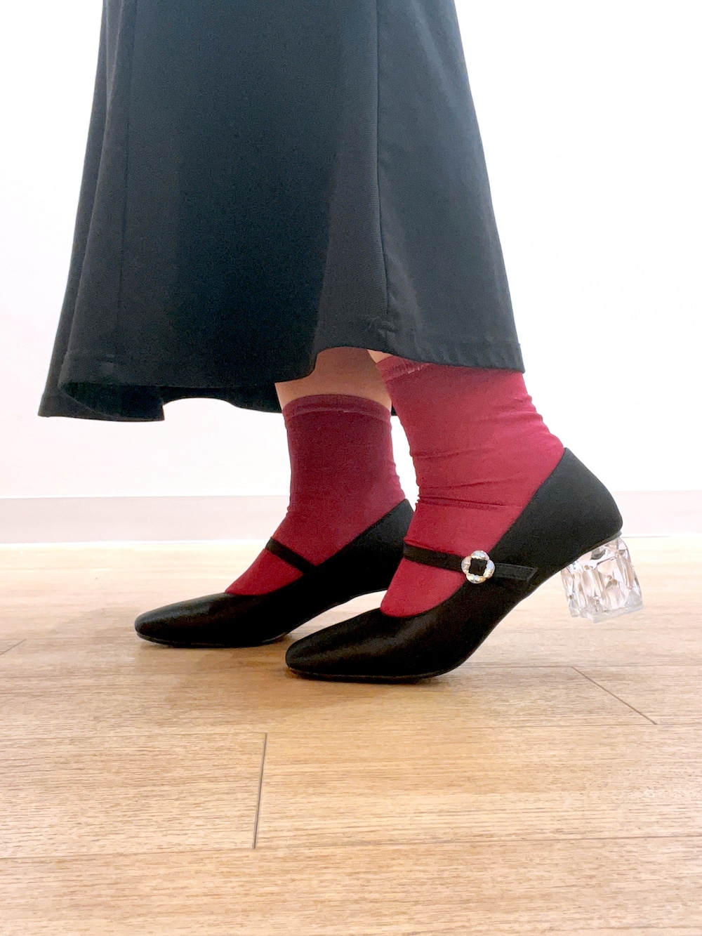 ブラック系のパンプスを着用したレディースの春コーディネートの3枚目の写真