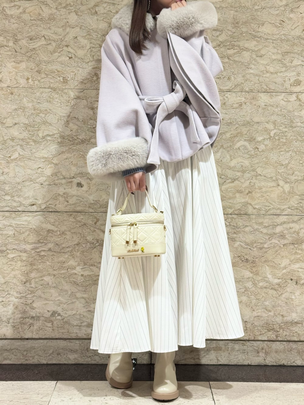 2025秋冬新作 ブローチ付きポンチョコートを使った人気ファッション