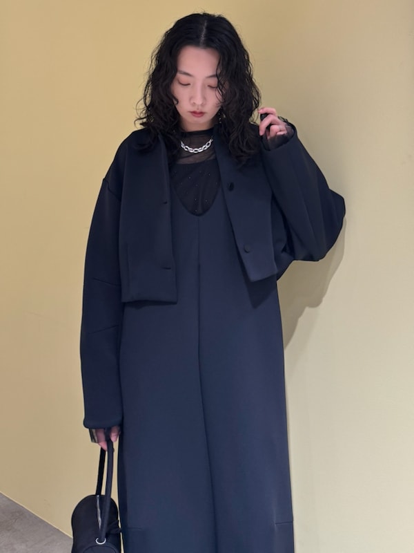 「ブラック、セットアップ、シアー、大人カジュアル、バッグ、サロペット、ジャケット、ストレッチ、ウォッシャブル、骨格ナチュラル」｜「emmiのeco ダンボールコクーンコンビネゾン（つなぎ/オールインワン、ブルー系）」を使った、emmiさん（レディース・165cm）の冬コーディネートの5枚目の写真